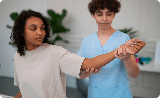 Medical consultation with AI documentation interface showing doctor and patient interaction